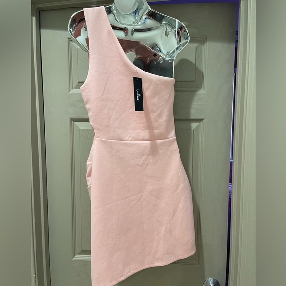 Lulu’s pink One shoulder dress NWT Medium it’s a light pink good material. - Picture 4 of 10